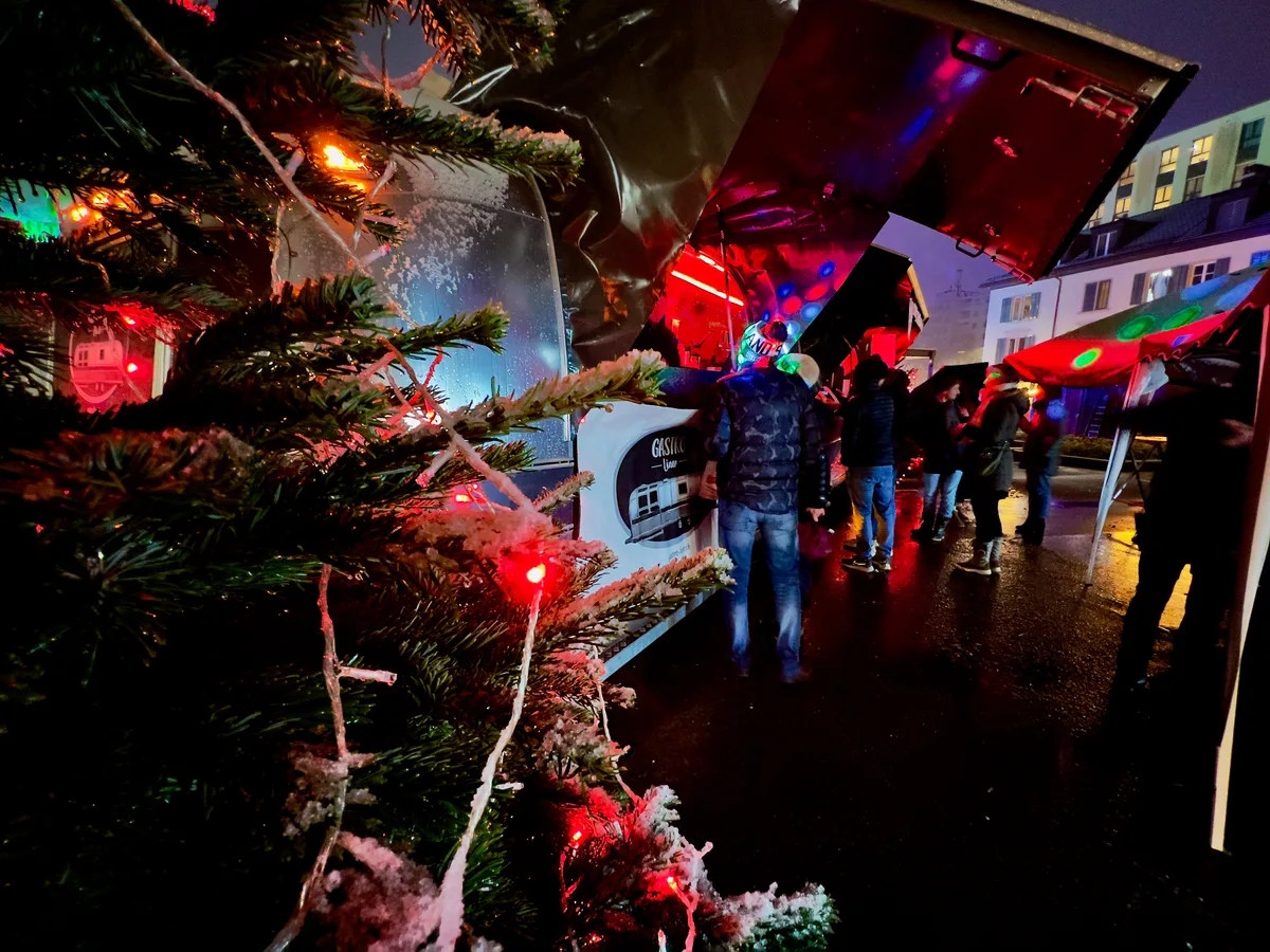 Man sieht einen Partybus am Uster Märt.